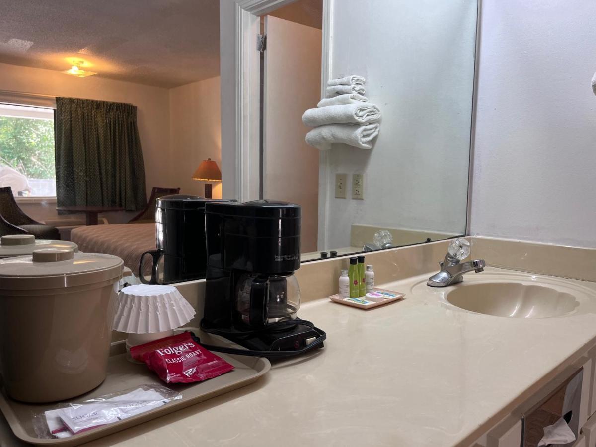Windtree Inn Grove Hill Bagian luar foto